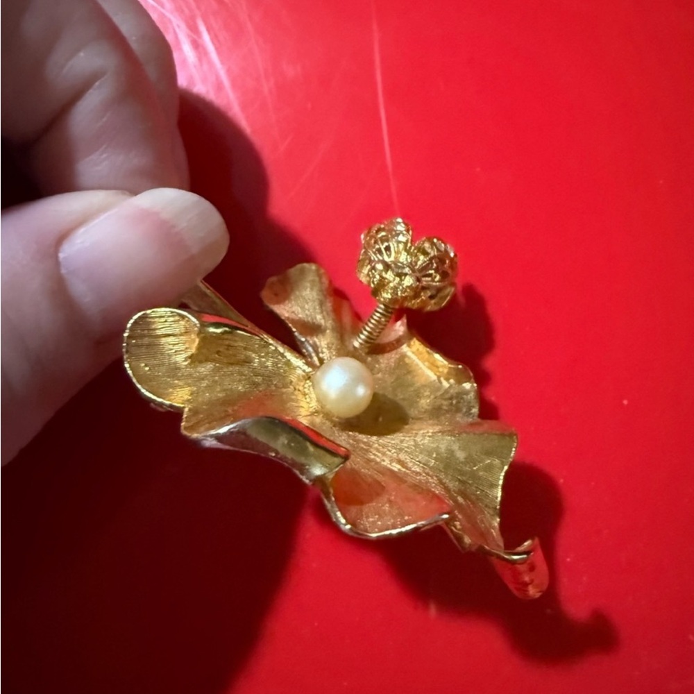 Vintage Bee On Leaf Spring Type Pin Signed ART Unique Whimsical brooch Rare - Picture 2 of 4
